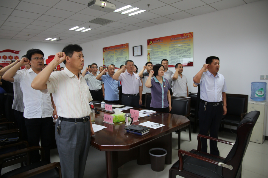 局党组成员,副局长周继革主持大会.